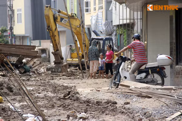Đất, đá, cọc que... nằm ngổn ngang còn khiến nhiều em nhỏ không có chỗ để vui chơi.