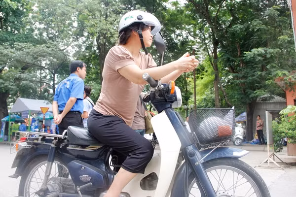 Một số thí sinh đến phòng thi vội vã quên mang cả dụng cụ học tập đã phải nhờ phụ huynh mang đến.