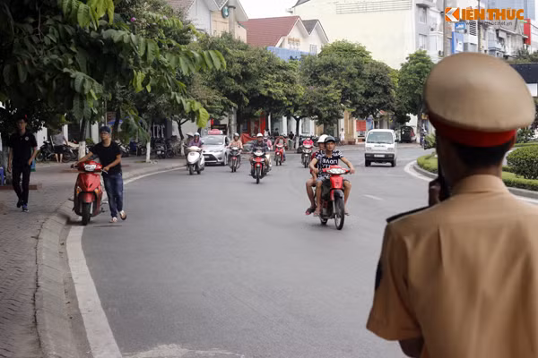 Được biết, camera giám sát bàn giao cho các tổ công tác 141 do Việt Nam tự nghiên cứu và sáng chế.