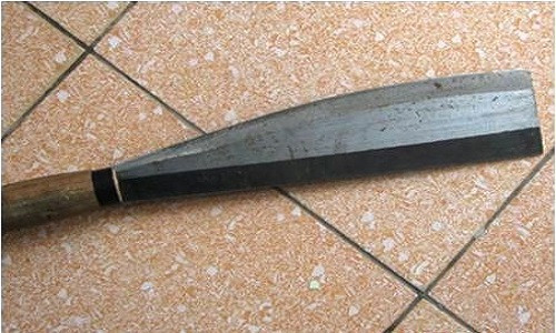 Đang nằm nghỉ cùng hai con, chị Thiết bị chồng chém liên tiếp vào đầu, mặt, gần đứt lìa 4 ngón tay... Ảnh minh họa.