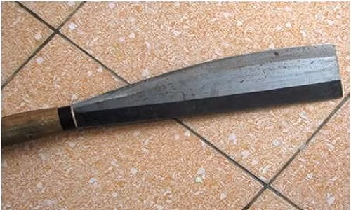 Đang nằm nghỉ cùng hai con, chị Thiết bị chồng chém liên tiếp vào đầu, mặt, gần đứt lìa 4 ngón tay... Ảnh minh họa.