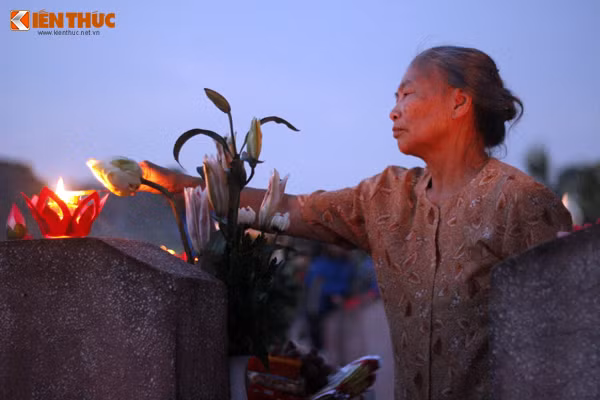Nhiều thân nhân của các anh hùng, liệt sỹ cũng đến thắp hương, tri ân người chồng, người con đã không quên mình ngã xuống đổi lấy sự bình yên cho Tổ quốc Việt Nam.
