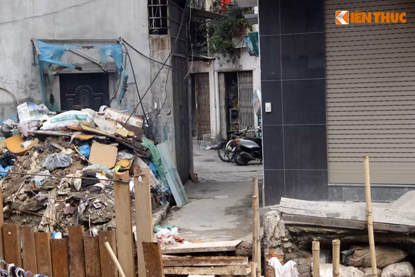 Nhiều ngõ nhỏ vào nhà dân bị rào chắn ngang "cắt" cụt.