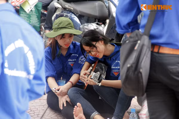 Phút nghỉ ngơi, các nữ tình nguyện viên cùng nhau ôm cây đàn guitar, ngân lên những ca khúc nhẹ nhàng khiến bầu không khí bên ngoài trường thi trở nên vui tươi hơn.