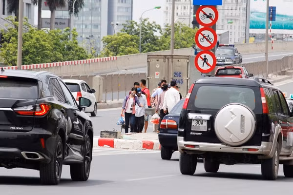 Hình ảnh cực kỳ lộn xộn, phản cảm.