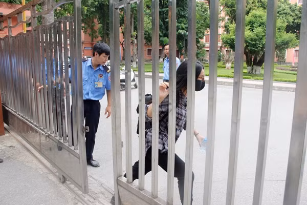 Thí sinh đến muộn chạy như bay vào phòng thi.