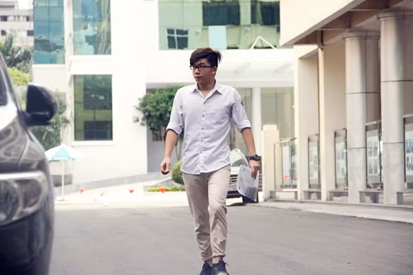 Bước tự tin ra khỏi phòng thi, em Trần Tô Anh cho biết: "Em cũng bỏ 2 câu cuối của bài làm vì 2 câu này khó. Đề năm nay em thấy đưa ra có tính phân loại theo từng lực học của thí sinh nhưng đối với các bạn học lực trung bình vẫn có thể làm được để vượt qua điểm "chết". Do em chỉ thi để xét tốt nghiệp THPT sau đó đi du học nên em chỉ làm đủ điểm điều kiện (có thể đạt 7 điểm)". Ảnh: Mạnh Hưng.