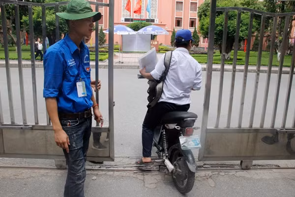 Một nam sinh tự đến điểm thi muộn.