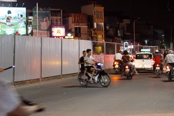 Khi thấy bóng dáng của lực lượng 141 Hà Nội, những trường hợp vi phạm luật giao thông vội vàng quay đầu xe với ý định chạy trốn, gây nguy hiểm cho nhiều người đi đường khác.