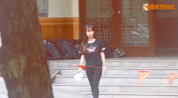 Trong khi đó, nhiều thí sinh xinh đẹp lại bước ra khỏi phòng thi với tâm trạng lo lắng.