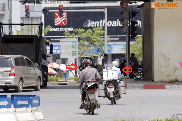 Nghị định 46 sẽ có hiệu lực kể từ ngày 1/8/2016. Theo đó, người điều khiển ôtô và các loại xe tương tự vượt đèn vàng và đèn đỏ bị phạt tiền từ 1.200.000 - 2.000.000 đồng (Căn cứ Điểm a, Khoản 5, Điều 5 của Nghị định 46). Đối với người điều khiển mô tô, xe gắn máy (kể cả xe máy điện), các loại xe tương tự xe mô tô và các loại xe tương tự xe gắn máy nếu vượt đèn vàng sẽ bị phạt mức 300.000 - 400.000 đồng (Căn cứ Điểm c, Khoản 4, Điều 6 của Nghị định 46).