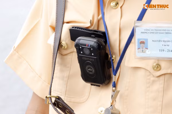 6 chiếc camera giám sát sẽ được các tổ công tác 141 Công an TP Hà Nội luân phiên sử dụng để đánh giá được ưu nhược điểm, từ đó giúp Viện Kỹ thuật Điện tử và Cơ khí nghiệp có những điều chỉnh, thiết kế phù hợp.