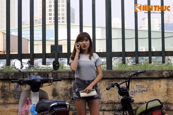 Một số hot girl đi xe máy điện vi phạm luật giao thông khác liên tục gọi điện thoại "cầu cứu" người thân tại chốt 141.