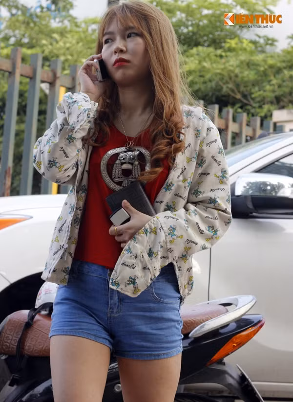 Cô gái đi xe máy điện vi phạm luật giao thông tức giận sau khi bị lực lượng 141 đưa vào chốt kiểm tra hành chính.