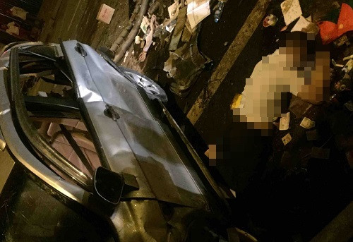 Hiện trường xảy ra vụ tai nạn khiến người điều khiển chiếc ôtô lao từ đường trên cao xuống đất tử vong.