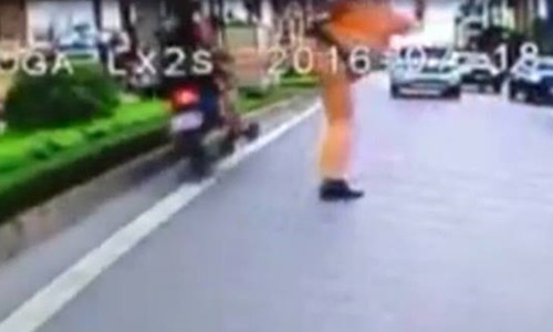 CSGT lao ra đường chặn bắt, người đi xe máy lao vào dải phân cách đường xuất hiện trong đoạn clip đã bị tạm đình chỉ công tác. Ảnh cắt từ clip.