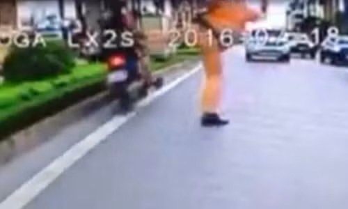 CSGT lao ra đường chặn bắt, người đi xe máy lao vào dải phân cách đường xuất hiện trong đoạn clip đã bị tạm đình chỉ công tác. Ảnh cắt từ clip.