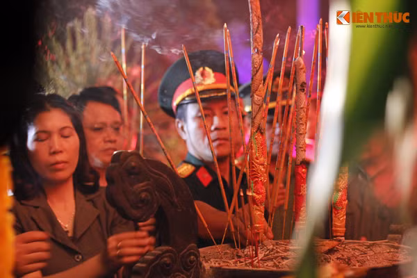 Trước đài tưởng niệm, đoàn dâng hương nghiêng mình bày tỏ lòng biết ơn vô hạn đối với các anh hùng liệt sỹ.