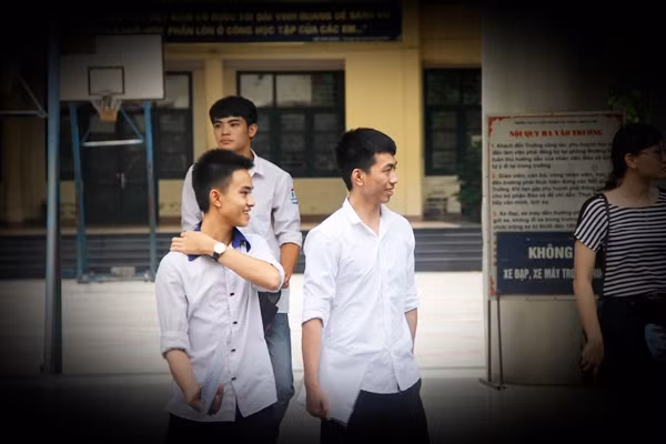 Vui vẻ bước ra khỏi phòng thi. Ảnh: Mạnh Hưng.