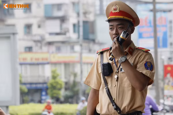 Chiếc camera giám sát việc xử lý vi phạm của các tổ công tác 141 có kích thước nhỏ gọn, với nhiều tính năng như: quay video, chụp ảnh, ghi âm và có thể ghi hình liên tục trong vòng 4 tiếng đồng hồ.