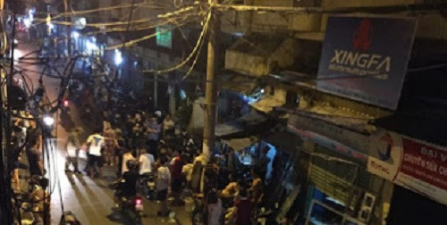 Nhiều người dân khu vực hiếu kỳ kéo nhau đến xem vụ việc rất đông.