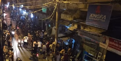 Nhiều người dân khu vực hiếu kỳ kéo nhau đến xem vụ việc rất đông.