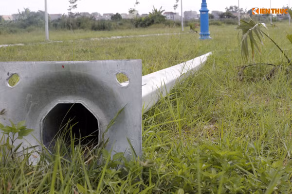 Nhiều hạng mục khác như đường điện, cột điện nhiều đoạn trên tuyến đường cũng chưa hoàn thiện.