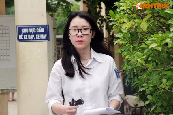 Nữ sinh xinh đẹp tự tin rời khỏi phòng thi.