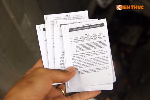 Phao thi dày cộm đều liên quan đến kiến thức môn thi Lịch sử.