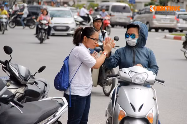 Kỳ thi THPT Quốc gia 2016 diễn ra trong 4 ngày (1 – 4/7/2016) với 8 môn gồm: Toán, Ngoại Ngữ, Ngữ văn, Vật lý, Địa lý, Hóa học, Lịch sử, Sinh học. Trong ảnh: Nữ sinh tự tin đập tay với mẹ trước khi vào trường thi.