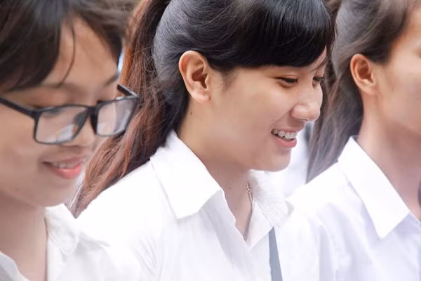 Những nụ cười rạng rỡ của các nữ sinh sau khi rời khỏi phòng thi khiến các bậc phụ huynh cũng yên tâm hơn. Ảnh: Mạnh Hưng.