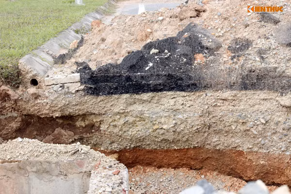 Nhiều đoạn trên tuyến đường vẫn chưa được hoàn thiện. Các đường cống thoát nước vẫn còn "há hốc" chờ trực những người di chuyển ngang qua nếu không để ý có thể rơi xuống bất cứ lúc nào.