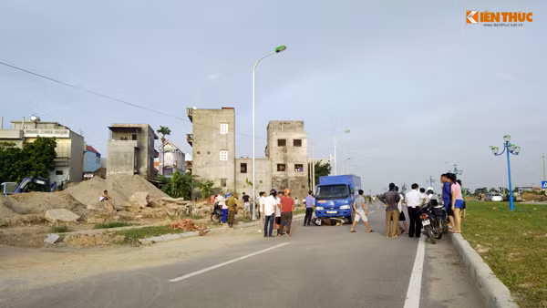 Tuyến đường còn thường xuyên xảy ra tai nạn do các phương tiện giao thông qua đây gặp phải những vật liệu gây cản trở.