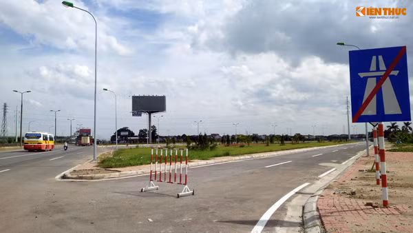 Hàng rào cấm được đặt chặn các phương tiện xe tải lớn đang có ý định lưu thông qua tuyến đường.