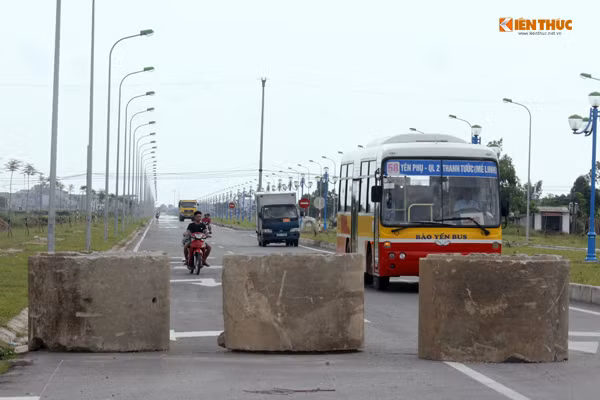 Hình ảnh cực kỳ lộn xộn, phản cảm.