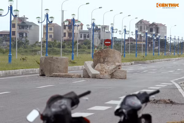 Bên cạnh đó, trên nhiều đoạn trên tuyến đường hơn 2 nghìn tỷ còn xuất hiện những ống cống được đặt chặn ngang ra giữa đường.