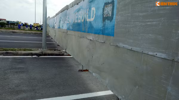 Dự án đường trục trung tâm Khu đô thị mới Mê Linh đánh dấu sự khởi đầu quan trọng trong sự hợp tác giữa UBND tỉnh với các cơ quan Hợp tác quốc tế Nhật Bản về các dự án cải thiện môi trường đầu tư ở Vĩnh Phúc. Dự án có tổng chiều dài gần 15km, trong đó qua địa phận Vĩnh Phúc là 3km, qua TP Hà Nội gần 12km, có điểm đầu giao với Quốc lộ 2, thiết kế theo tiêu chuẩn đường đô thị với vận tốc 80km/h. Tổng mức đầu tư giai đoạn I hơn 2.330 tỷ đồng.