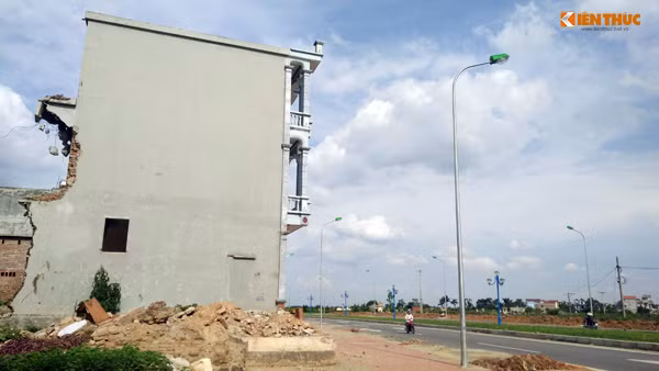 Công tác giải phóng mặt bằng trên nhiều khu vực, vỉa hè vẫn chưa được hoàn thành.