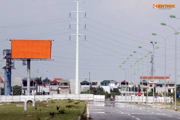 Được khởi công xây dựng từ ngày 17/10/2011, đến ngày 14/5/2016, UBND TP Hà Nội và UBND tỉnh Vĩnh Phúc cùng phối hợp tổ chức lễ thông xe tại Dự án đường trục trung tâm Khu đô thị mới Mê Linh.