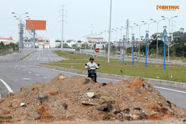 Tại các điểm hàng rào chắn tôn kim loại trên tuyến đường đều có nhân viên bảo vệ canh gác, và chỉ có một số phương tiện như xe máy, xe tải nhỏ hoặc xe bus được lưu thông trên tuyến đường này.