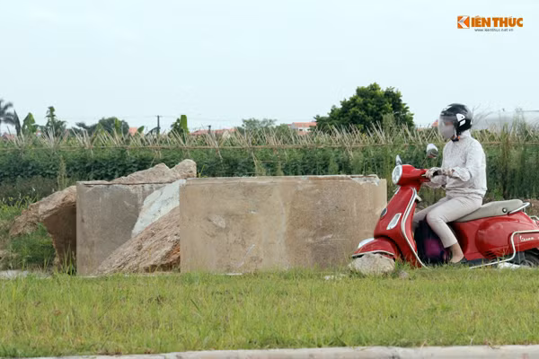 Các phương tiện di chuyển phải luồn lách qua các ống cống nước trên tuyến đường nghìn tỷ.