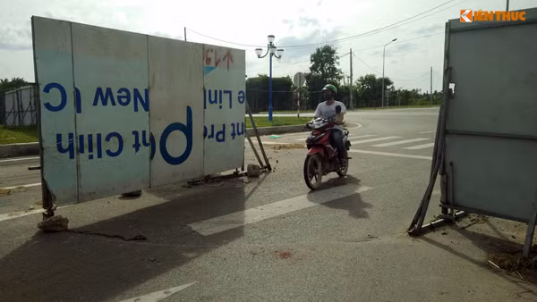 Tuy nhiên, sau hơn 2 tháng thông xe đến nay, tuyến đường nghìn tỷ vẫn chưa được đưa vào sử dụng. Đáng chú ý, trên tuyến đường vẫn còn tồn tại nhiều vật liệu xây dựng nằm ngổn ngang và ở điểm cuối giao nhau với đường cao tốc Thăng Long - Nội Bài (địa phận xã Nam Hồng, Đông Anh, Hà Nội) xuất hiện hàng rào chắn tôn kim loại, đóng chân rất chặt chặn ngang tuyến đường.