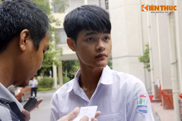 "Em làm bài vẫn dư thời gian vì đề đưa ra bình thường, không quá khó với lực học và sát với những gì mà chúng em ôn tập, biết được. Bài em chắc được 7 điểm", thí sinh Bùi Ngọc chia sẻ cảm xúc.