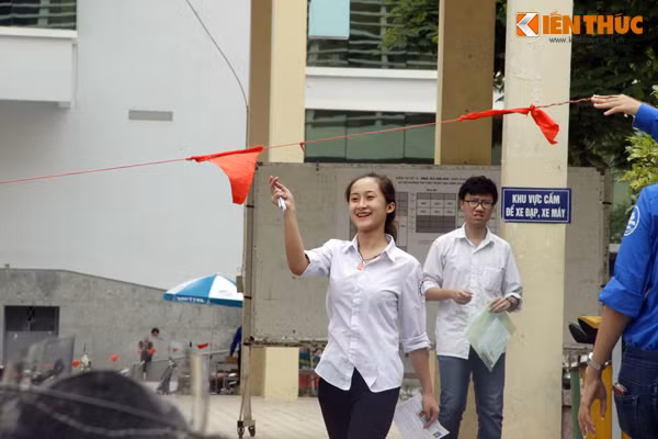 Không chỉ có các thí sinh nam, nhiều thí sinh nữ bước ra khỏi phòng thi cũng nở nụ cười một cách sảng khoái.