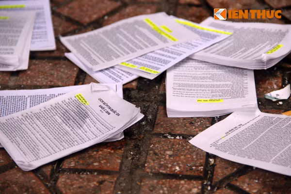 Phao thi rải trắng trên vỉa hè được đánh dấu bằng bút sáng màu một cách chi tiết.