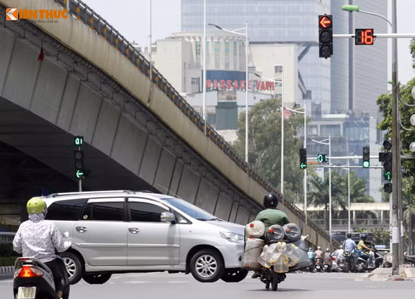 Người đàn ông trung tuổi sẵn sàng vượt đèn đỏ, tạt đầu ô tô để chiếm lấy phần đường dưới chân cầu vượt Nguyễn Chí Thanh.