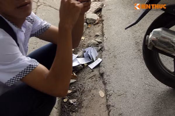 Những đống phao thi vứt trắng trước cổng trường ĐH Thủy Lợi, ai cũng có thể trông thấy.