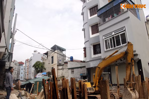 Tại dự án thoát nước này, có ít nhất 3, 4 chiếc máy xúc được huy động để thi công, tuy nhiên chỉ có duy nhất 1 chiếc đang hoạt động, những chiếc còn lại nằm bất động.