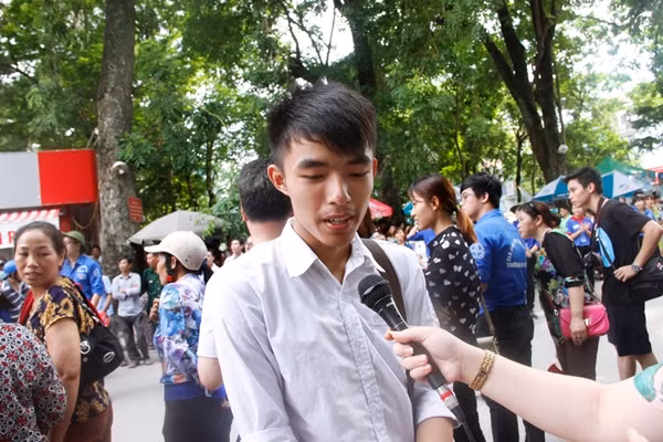 Theo chia sẻ của em Nguyễn Văn Ninh, bài làm của em có thể đạt được điểm 7. "Em thấy đề đưa ra cũng không quá khó, em làm bài vẫn còn dư thời gian nhưng chắc chỉ đạt điểm 7". Ảnh: Mạnh Hưng.