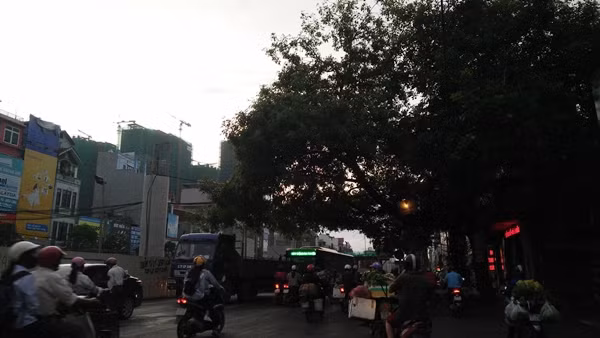 Một số đoạn trên đường Hồ Tùng Mậu di chuyển vào phía nội thành xảy ra ùn tắc nhẹ do nhiều tiểu thương đi chợ từ sớm nhưng không đáng lo ngại.